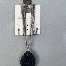 گردنبند زنانه با مدال اشکی دو رنگ (مشکی و سبز) - برند Accessorize