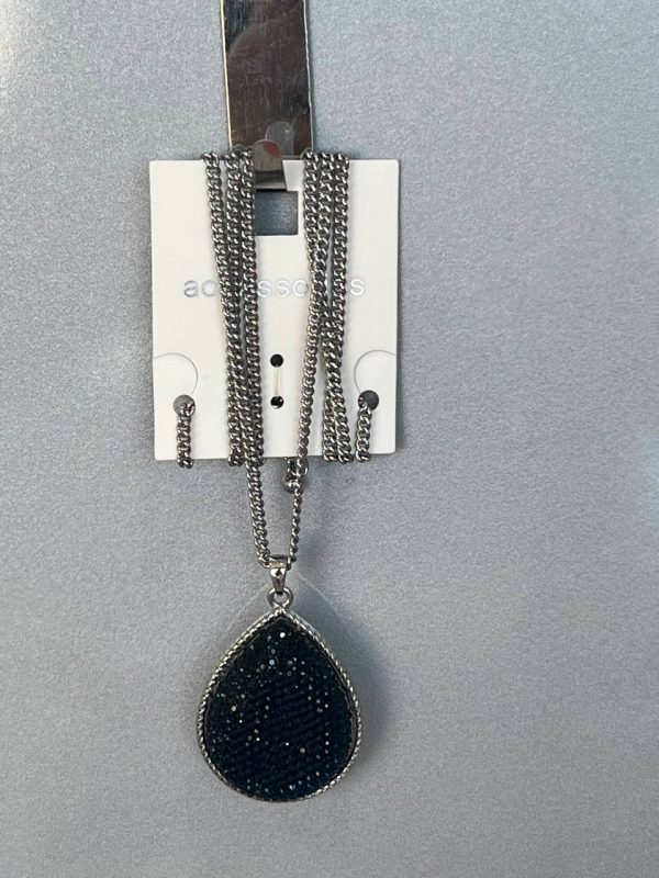 گردنبند زنانه با مدال اشکی دو رنگ (مشکی و سبز) - برند Accessorize