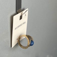 انگشتر طلایی با نگین آبی از برند Accessories”