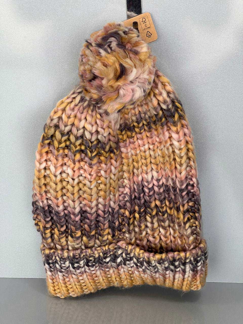 کلاه زمستانی پومدار با بافت رنگارنگ از برند Accessories