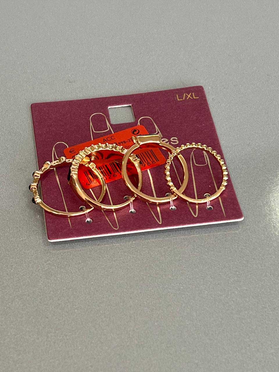 💍 ست 4 تایی انگشتر طلایی با طراحی لوکس و نگین‌های مشکی و شفاف 💎