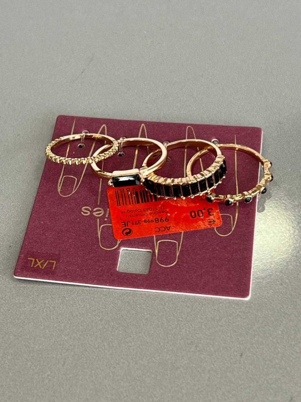 💍 ست 4 تایی انگشتر طلایی با طراحی لوکس و نگین‌های مشکی و شفاف 💎