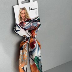 روسری ساتن با طرح‌ جسورانه