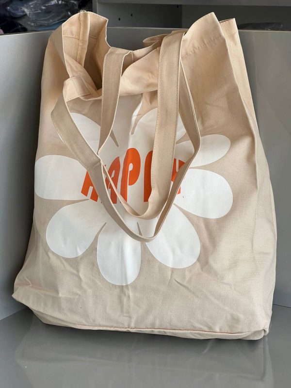 کیف پارچه‌ای طرحدار گل با نوشته "HAPPY" 🌼👜